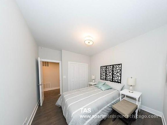 5th image of 2600 N Rockwell St #2F