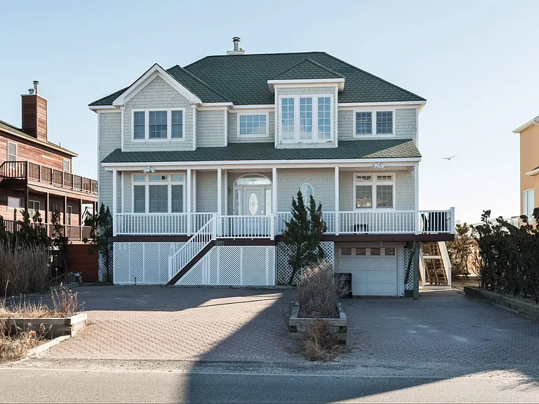 817 Dune Rd — Photo 1