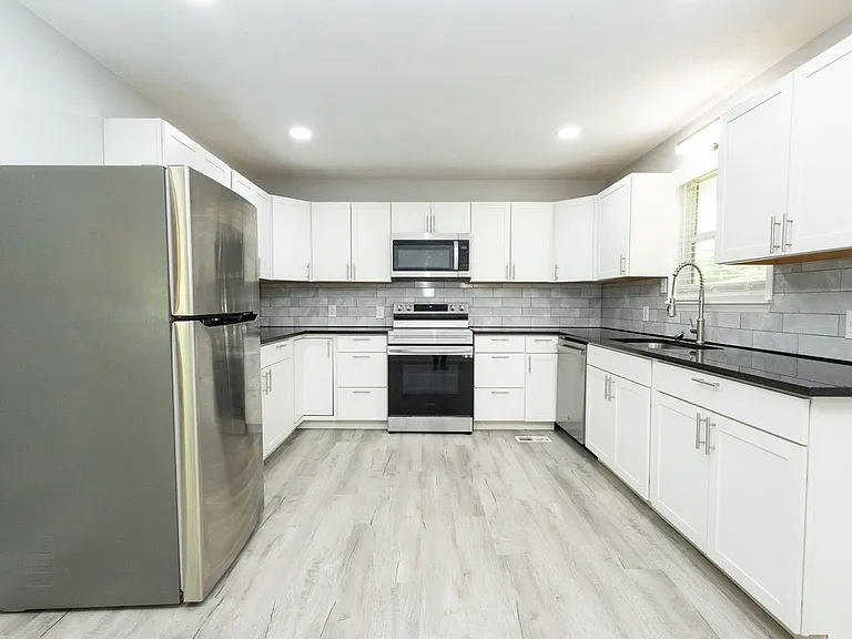 405 Dempsey Ln — Photo 5