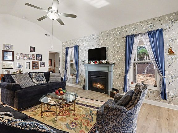 4th image of 200 White Ash Ln