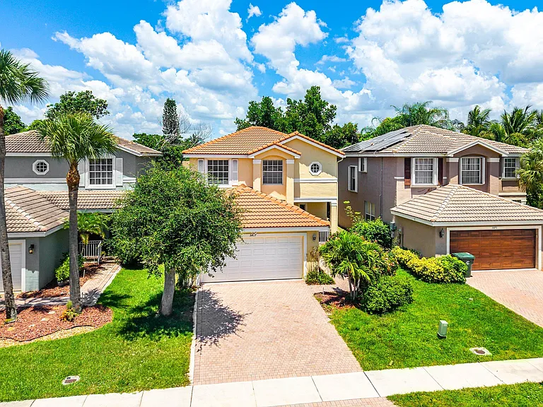 5477 Queenship Ct — Photo 37