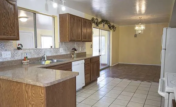 180 E James Dr — Photo 2