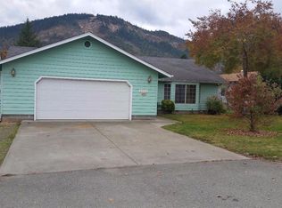 2033 Cloverlawn Dr, Grants Pass, OR 97527