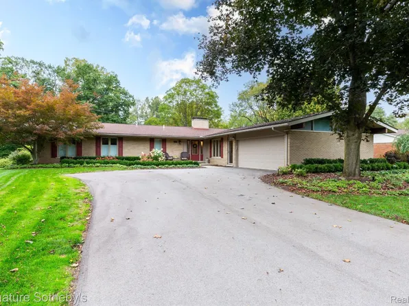 2888 Binbrooke Dr, Troy, MI 48084