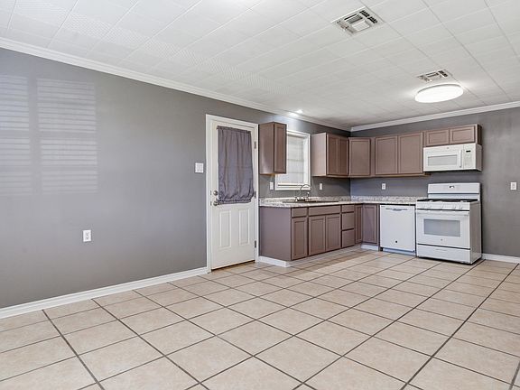 5th image of 209 Leslie St