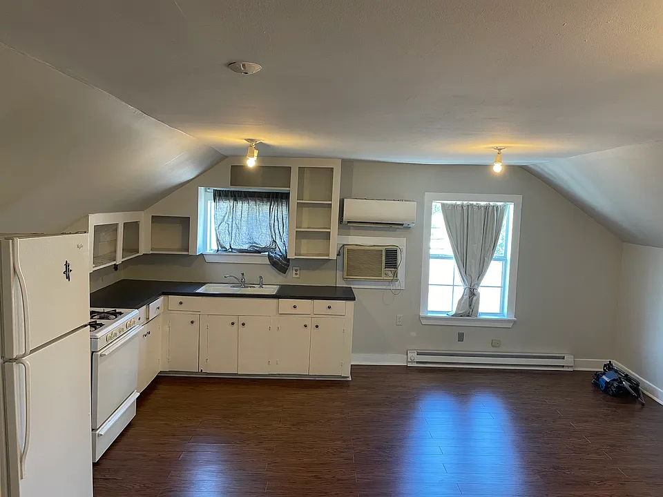 306 Dennis St #3
