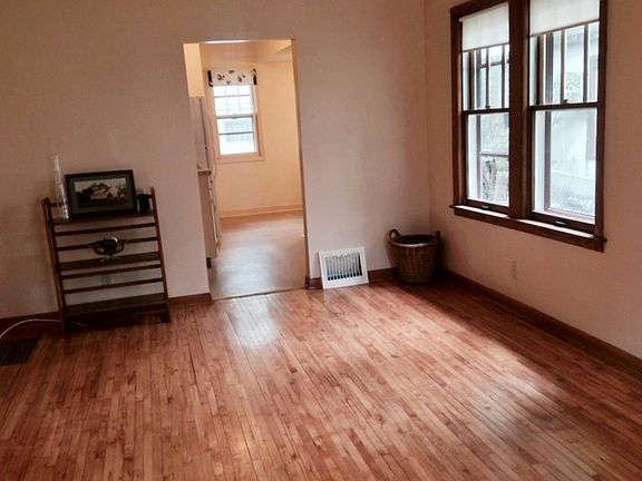 4th image of 3335 Buchanan St NE