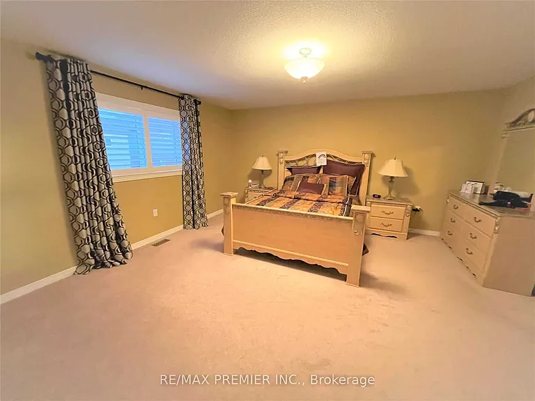 88 Sundance Cres — Photo 13