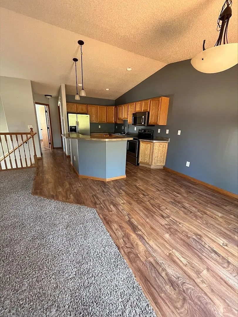 Heated Garage 3 bed, 2 bath Twin Home — Photo 1