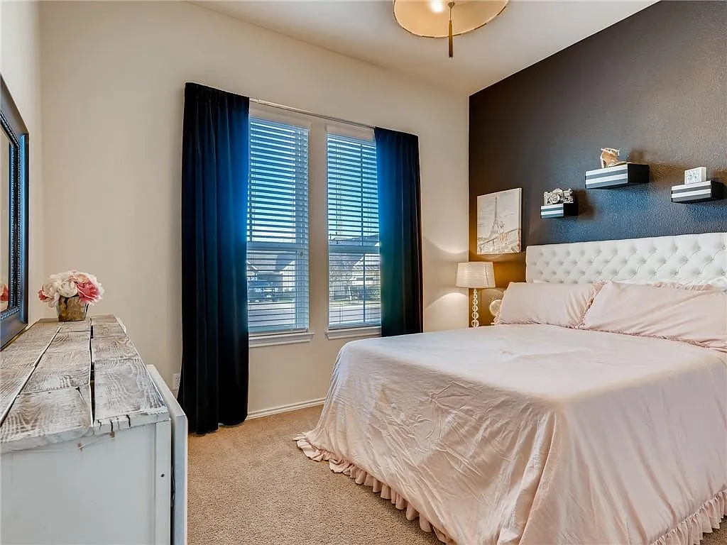 4 bed, 2.0 bath, 1909 sqft, $2,125 — Photo 4