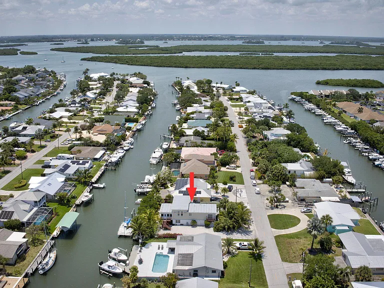 217 Marina Dr — Photo 2