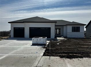 17634 Hammontree Dr, Clive, IA 50325