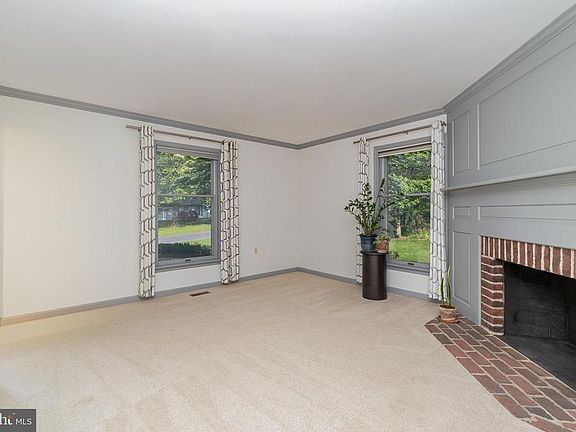5th image of 13 Fieldstone Dr