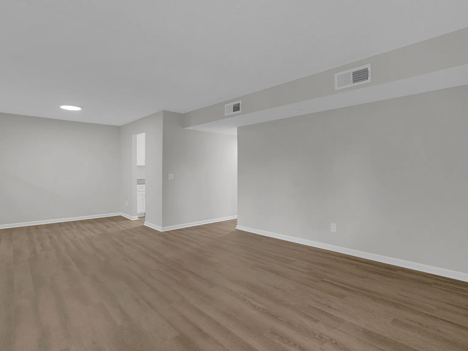 Capri Apartments — Photo 4