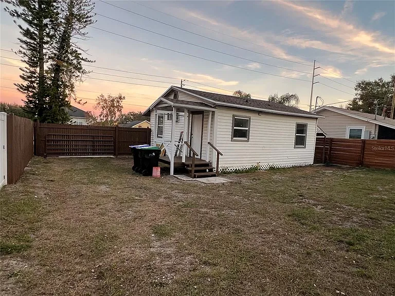 1658 Hempel Ave — Photo 4