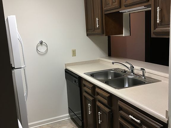 4th image of 31-33 Teri Dr