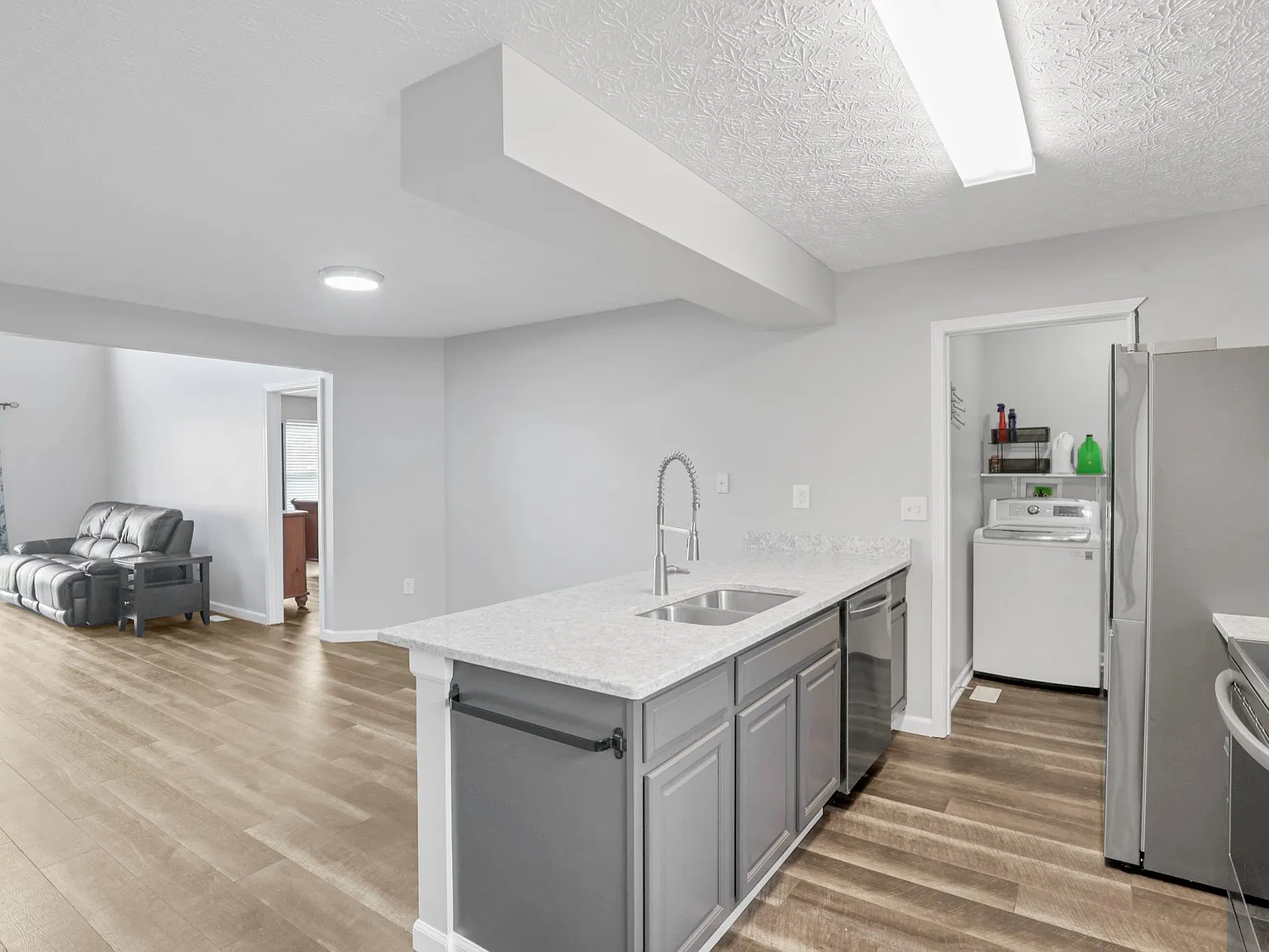 4 bed, 3.5 bath, 2592 sqft, $2,700 — Photo 3