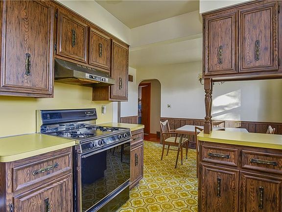 3rd image of 813 Carlton Dr
