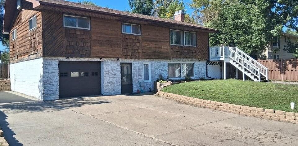 1st image of 707 6th Ave W