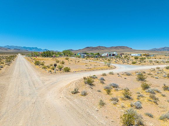 4th image of 691 Desert Trail Way
