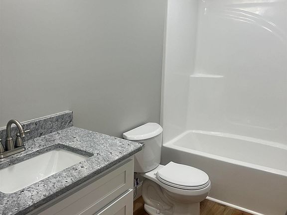 4th image of 455 Bluff Dr