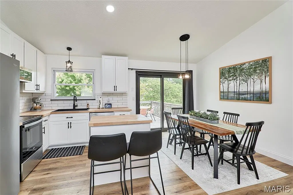 3 bed, 2.0 bath, 1312 sqft, $2,500 — Photo 2