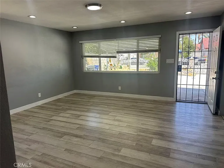8932 Redwood Ave — Photo 16