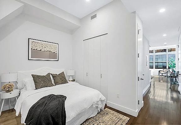4th image of 321 W 37th St APT 4C