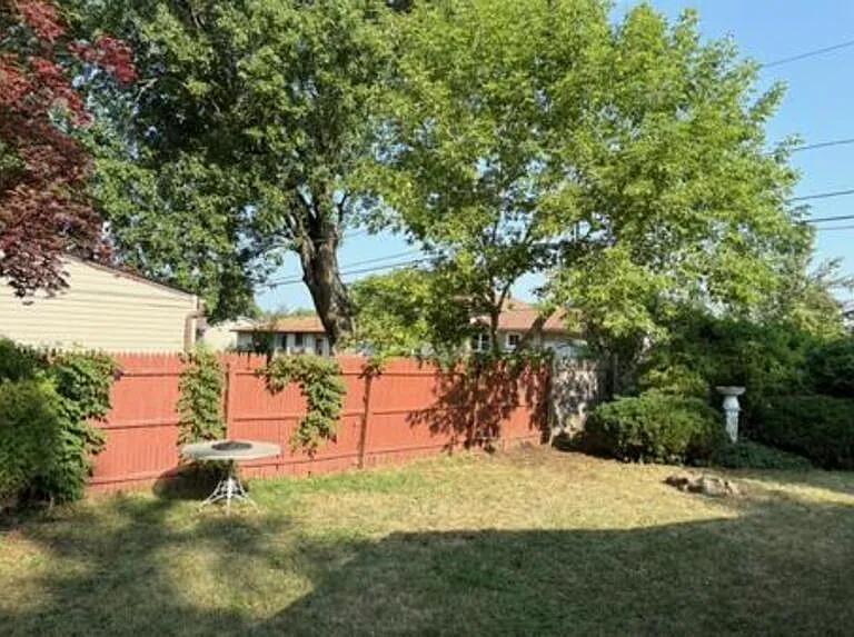 250 Mercer Ave — Photo 10