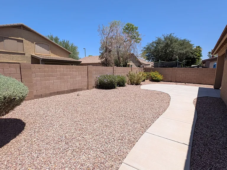 4236 E Oxford Ln — Photo 35
