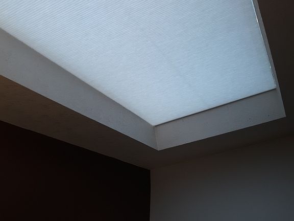 Retractable shade for skylight
