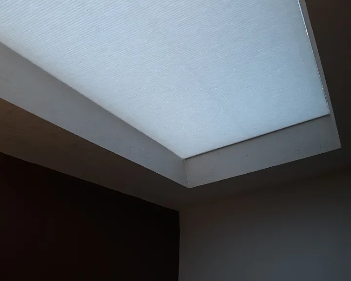 Retractable shade for skylight