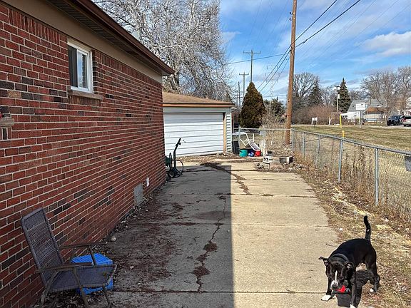 5th image of 942 Farnham Ave