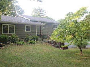 27 Tree Top Ln, Poughkeepsie, NY 12603