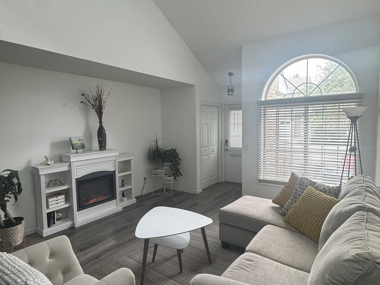 3 bed, 1805 sqft, $2,400 — Photo 2