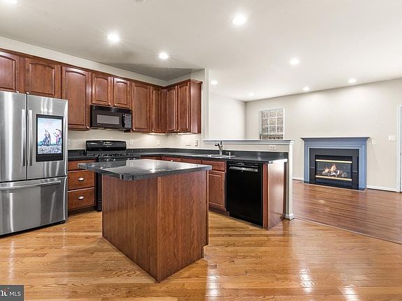 3rd image of 271 Yorktown Ct