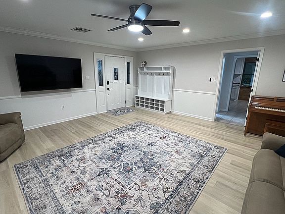 5th image of 223 Pecan Ave