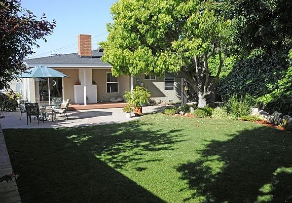 Lush & Private Backyard
