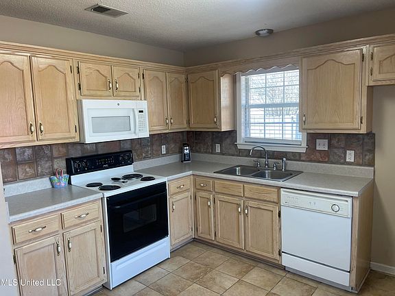 4th image of 393 Northwood Hills Dr