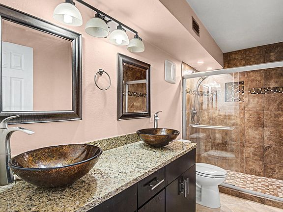 3rd image of 30 Moreno Point Rd Unit 306B