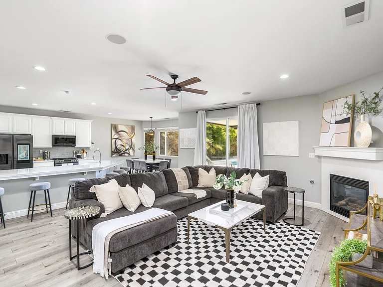10910 Mayacamas Dr — Photo 3