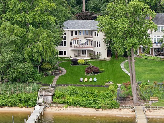 5th image of 922 Old County Rd