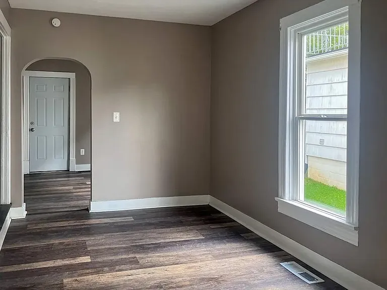 7 Earl Ave #7 — Photo 4