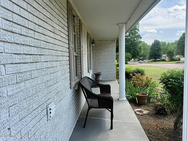 8512 Bridgewood Dr — Photo 2