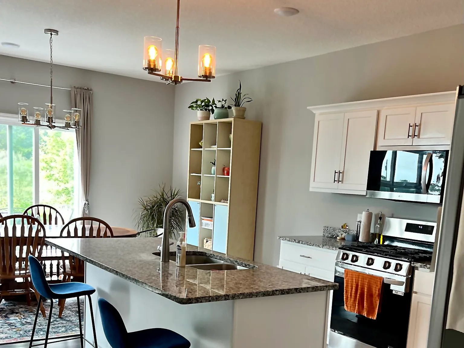 4 bed, 2425 sqft, $2,800 — Photo 2