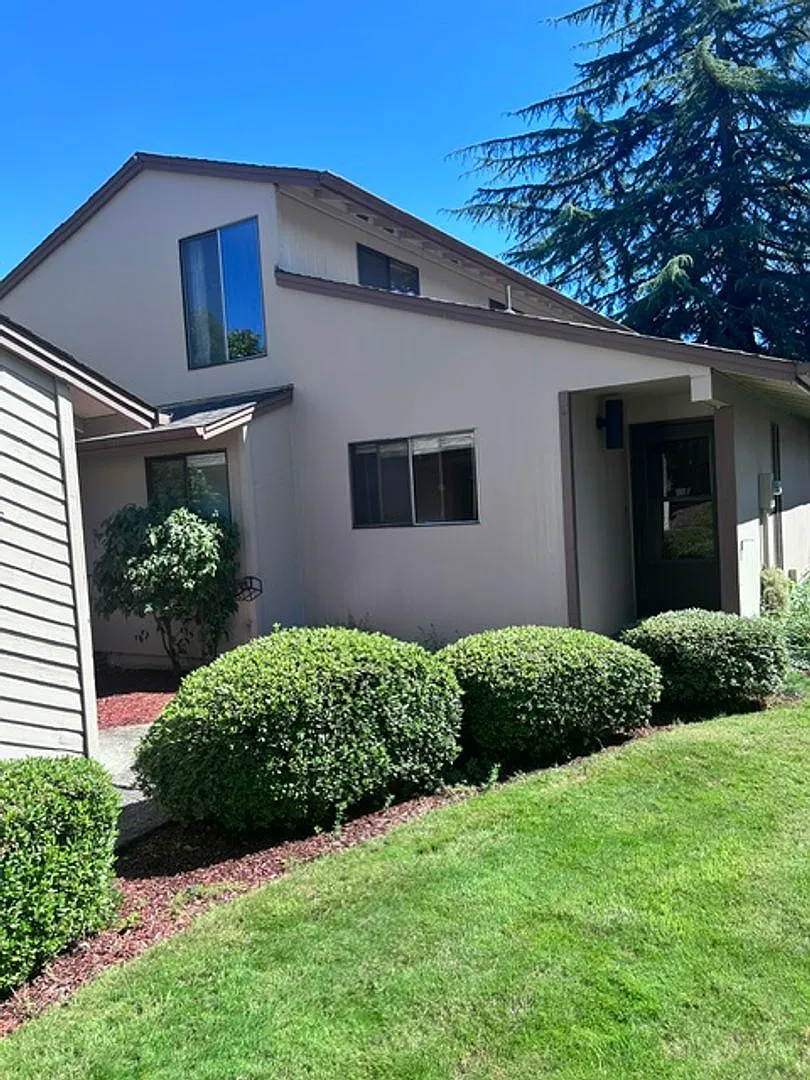Groovy Townhouse-55+ in Hazel Dell — Photo 2