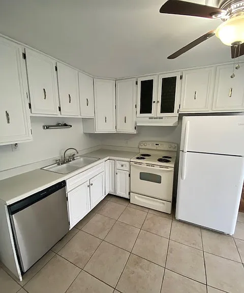 110 Teakwood Ln — Photo 2