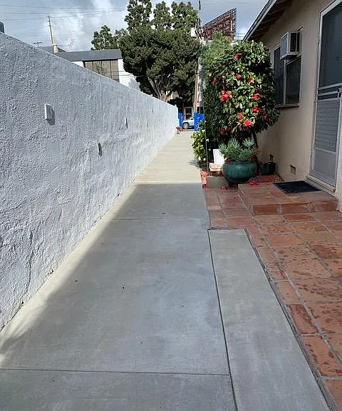 Walkway to front