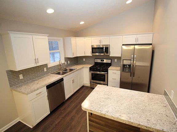 2nd image of 816 Oakdale Ct
