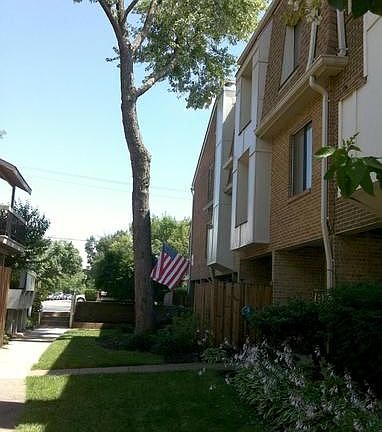 3rd image of 1651 Kenwood Ave #C